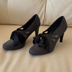 Elegant Gray Black Heels with Ribbon Detail